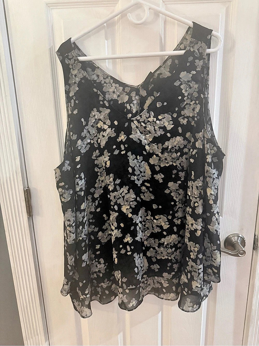 Lane Bryant Floral Sleeveless Blouse in Black & Gray Size 28 Like New